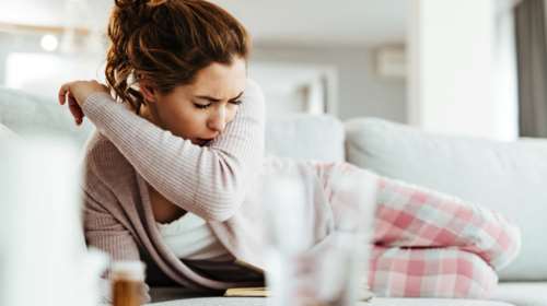 Μπορεί να έχουμε πνευμονία χωρίς βήχα; Τα συμπτώματά της σε ενήλικες και μωρά