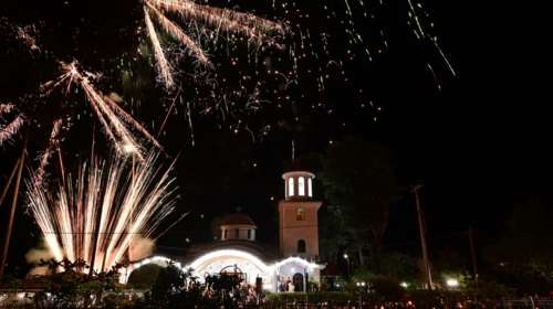 Kορωπί: Κινδύνευσε σπίτι  όταν δέντρο τυλίχθηκε στις φλόγες από τα βεγγαλικά στην Ανάσταση