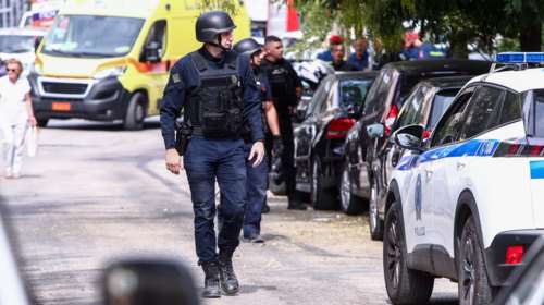 Νέος Κόσμος: Αντρας ταμπουρώθηκε στο σπίτι του - Μαρτυρία ότι κρατάει όπλο [εικόνες]