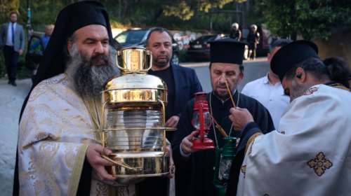 Η στιγμή που φτάνει το Άγιο Φως στο Μετόχι του Παναγίου Τάφου [εικόνες]
