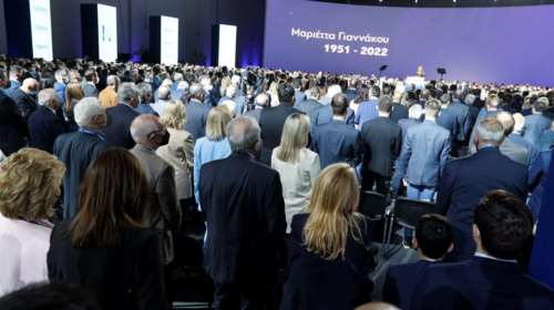 Συγκίνηση για τη Μαριέττα Γιαννάκου:  &quot;Αθάνατη&quot; - Με ενός λεπτού σιγή στη μνήμη της ξεκίνησε το συνέδριο της ΝΔ