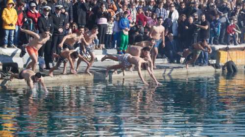 Θεοφάνεια: &quot;Σήμερα τα φώτα κι ο φωτισμός...&quot; - Ο συμβολισμός της ημέρας και οι &quot;βουτηχτάδες&quot;