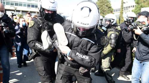 Η αλήθεια για την αστυνομική επέμβαση στην Πρυτανεία του ΑΠΘ- Κρατούσαν λοστούς και εργαλεία διάρρηξης, απειλούσαν καθηγητές