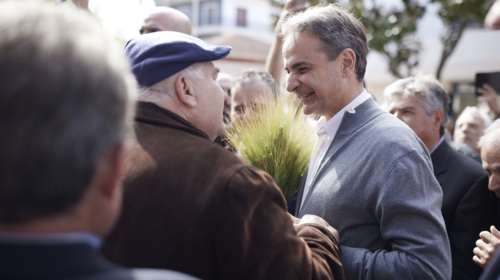 Στη μάχη του Κέντρου ο Μητσοτάκης, με το βλέμμα στην αυτοδυναμία - Αγώνας πόρτα πόρτα σε 11 πόλεις