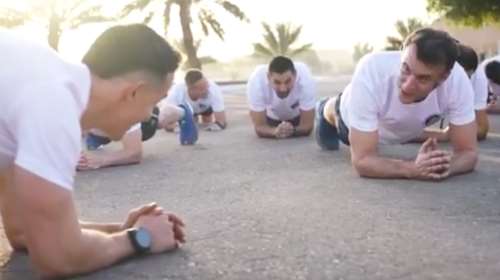 Εμιράτα: Ο Μακρόν με αθλητικά, κάνει γυμναστική με τους Γάλλους στρατιώτες [βίντεο]