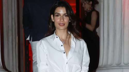 Η Τόνια Σωτηροπούλου φωτογραφίζεται με εσώρουχα στα κανάλια της Βενετίας και μας δείχνει το γυμνασμένο της κορμί