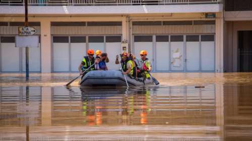 Λάρισα: Ακόμη μια μέρα αγωνίας για να μην πλημμυρίσει η πόλη  - Συνεχίζονται οι απεγκλωβισμοί