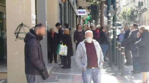 &quot;Ατρόμητοι&quot; στην Πάτρα: Ουρές ηλικιωμένων στις τράπεζες της Πάτρας για τις συντάξεις