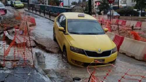 Κακοκαιρία: Οδόστρωμα στη Λεωφ. Αλεξάνδρας &quot;κατάπιε&quot; ταξί - Ευτυχώς πρόλαβα και βγήκα, είπε ο οδηγός