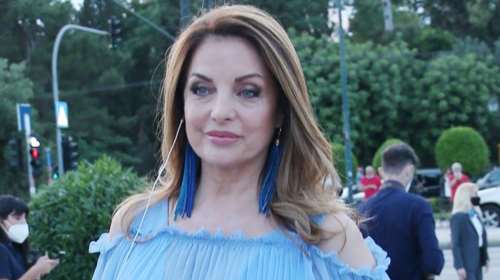 Η Αντζελα Γκερέκου απόλυτα chic στις Κυκλάδες