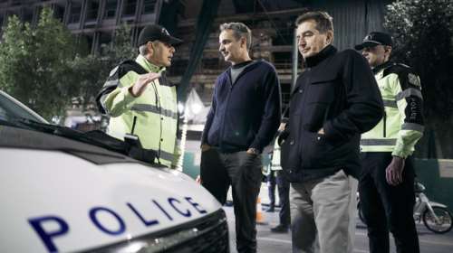 Επίσκεψη Μητσοτάκη σε μπλόκο της Τροχαίας στη Σταδίου: Έκανε αλκοτέστ για να δει πως γίνεται