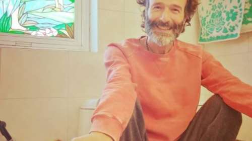 Θανάσης Ευθυμιάδης: Ξαπλωμένος στον &quot;Πλανήτη Χαμομήλι&quot; εξυμνεί τον δυνατό θεραπευτή