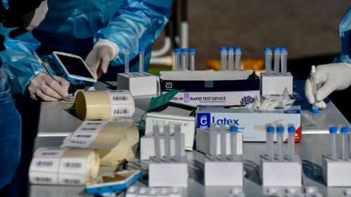 Μεταλλάξεις: Κυριαρχεί η Δέλτα, ισχυροποιείται η Όμικρον - Στα 717 τα επιβεβαιωμένα κρούσματα στην Ελλάδα