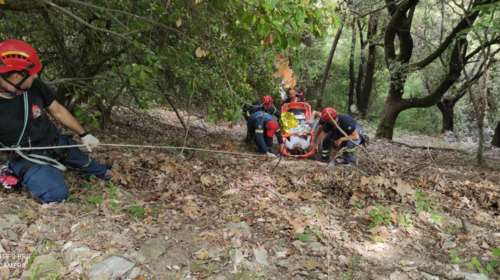 Μητέρα και κόρη έπεσαν σε χαράδρα στην Κατερίνη: Καρέ-καρέ η επιχείρηση απεγκλωβισμού [Εικόνες]