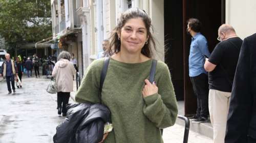 Ηρώ Μπέζου: Η σπάνια εμφάνιση της ηθοποιού με casual φθινοπωρινό λουκ στην παρουσίαση προγράμματος του Θεάτρου Τέχνης
