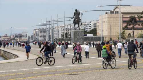 Οι Θεσσαλονικείς πήγαν και πάλι...παραλία: &quot;Βούλιαξε&quot; πριν μπει το καθημερινό λουκέτο [Βίντεο]