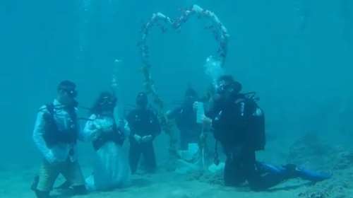 Εντυπωσιακό: Στην Αλόννησο έγινε ο πρώτος υποβρύχιος πολιτικός γάμος [βίντεο]