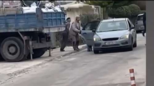 Βούλα: Η στιγμή που μεταφέρεται με ιδιωτικό όχημα στο νοσοκομείο ο 28χρονος χειριστής γερανού που χτυπήθηκε από το ρεύμα