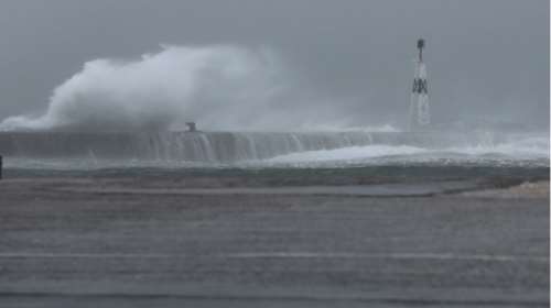 Λαύριο: Μπλέχτηκαν οι άγκυρες φορτηγού πλοίου και κρουαζιερόπλοιου λόγω θυελλωδών ανέμων