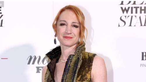 Στεφανία Γουλιώτη: Η αρχοντική και ultra εκκεντρική εμφάνιση με βελούδινο μπροκάρ σύνολο