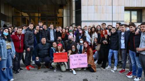 Σαϊντού Καμαρά: Μια &quot;αγκαλιά&quot; συμμαθητές, καθηγητές και γονείς ζητούν άσυλο για τον 18χρονο