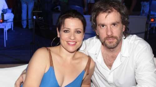 Η Μαριάννα Τουμασάτου νύφη στο πλευρό του Αλέξανδρου Σταύρου, με παρανυφάκι την τρίχρονη κορούλα τους