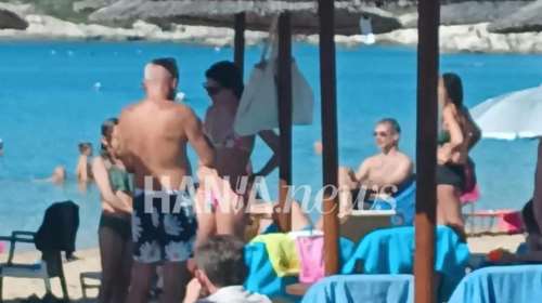 Χανιά: Για μπάνιο στο Μαράθι με τη Μαρέβα ο Κυριάκος Μητσοτάκης [εικόνα]