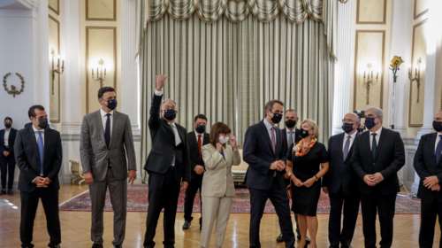 Ανασχηματισμός: Εντυπωσιακές παρουσίες και μοναχικές αφίξεις στην ορκωμοσία των νέων μελών της κυβέρνησης [Εικόνες]