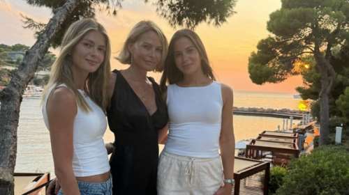 Με μαντήλι στα μαλλιά η Τζένη Μπαλατσινού στα σοκάκια της Πάτμου