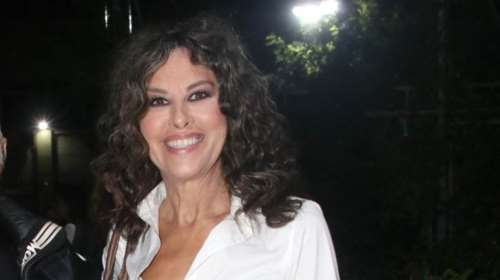 Με λευκό φόρεμα στην Αίγινα η Ελευθερία Αρβανιτάκη: Δείπνο στο λιμάνι για ψάρια και θαλασσινά