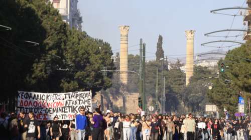 Επεισόδια στην πορεία για την Ημέρα της Γυναίκας: Χημικά και κρότου λάμψης  έξω από τα γραφεία της Hellenic Train