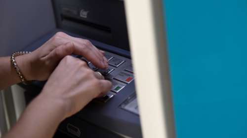 Τι ισχύει τελικά με τις μηδενικές προμήθειες στα ΑΤΜ - Οι αλλαγές με την τροπολογία Πιερρακάκη