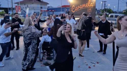 Μπουζούκια στη Λάρισα σε ένα επικό κλείσιμο: Έβγαλαν την πίστα έξω - Βροχή τα πανέρια με τα λουλούδια [εικόνες]