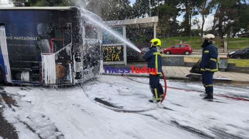 Θεσσαλονίκη: Καρέ - καρέ η φωτιά που ξέσπασε σε λεωφορείο - Εκτελεί δρομολόγια του ΟΑΣΘ [βίντεο]