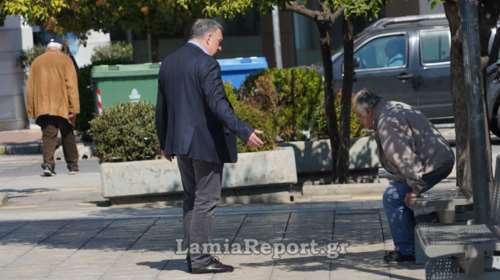 Λαμία: Ο δήμαρχος &quot;μαζεύει&quot; απείθαρχους ηλικιωμένους από τα παγκάκια!