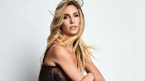 Στους καταρράκτες Ιγκουασού η Αθηνά Οικονομάκου: Ποζάρει με κόκκινο ολόσωμο μαγιό στο ηλιοβασίλεμα