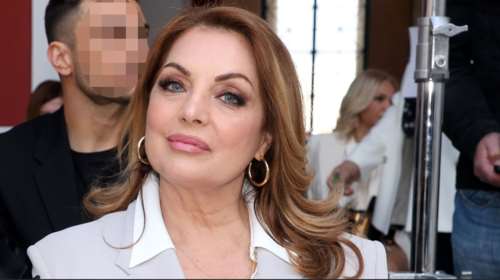 Η Άντζελα Γκερέκου εντυπωσιάζει ως καλεσμένη σε γάμο - Οι λεπτομέρειες της εμφάνισής της