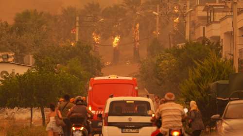 Τουρκία: Νέα εστία φωτιάς κοντά στη Σμύρνη - Πνέουν ισχυροί άνεμοι, έκλεισε αυτοκινητόδρομος