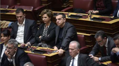 Προϋπολογισμός: Στη Βουλή ο Αλέξης Τσίπρας - Κάθισε δίπλα στη Γεροβασίλη και αγκάλιασε την Λινού - Απών ο Π. Πολάκης