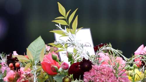 Κηδεία Ελισάβετ: Η χειρόγραφη κάρτα του Κάρολου στο φέρετρο της μητέρας του - Τι γράφει [εικόνα]