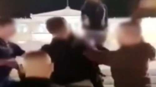 Τρόμος στο Σύνταγμα από συμμορία ανηλίκων - Άγριος ξυλοδαρμός για ένα κινητό [βίντεο]