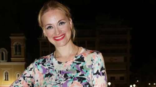 Λένα Δροσάκη: Με T-shirt και μάξι εντυπωσιακή παντελόνα σε εκδήλωση