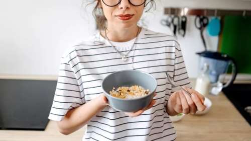 Λίγες θερμίδες: Να τι να προτιμήσεις στο πρωινό και στο μεσημεριανό λέει η διαιτολόγος