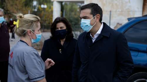 Επίσκεψη Αλέξη Τσίπρα στο πρώην ΠΙΚΠΑ Βούλας: &quot;Να φύγει ο κορονοϊός&quot;, του ζήτησαν τα παιδιά