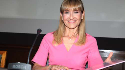 Μάρα Ζαχαρέα | Με πανωφόρι στο χρώμα της μέντας πλάι στη θάλασσα