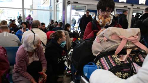 Ηράκλειο: Δεκάδες επιβάτες σε αναμονή στο Αεροδρόμιο Ν.Καζαντζάκης, λόγω των προβλημάτων με τις πτήσεις