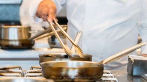 Το Ηνωμένο Βασίλειο ψάχνει σεφ - Τι κρατάει έναν εργαζόμενο σε μια επιχείρηση εστίασης;