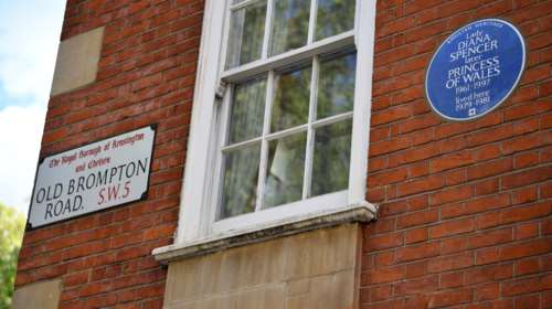 "Εδώ έζησε η Νταϊάνα": Τιμητική πλακέτα στο διαμέρισμα που έζησε πριν παντρευτεί τον Κάρολο [Εικόνες]