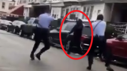 ΗΠΑ - Εικόνες σοκ: Αστυνομικοί &quot;γαζώνουν&quot; Αφροαμερικανό στη μέση του δρόμου [Εικόνες - Βίντεο]