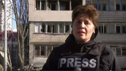 Καθηλωτικό βίντεο:  &quot;Μας ρίχνουν, βομβαρδίζουν&quot; - Η συγκλονιστική ανταπόκριση της Ευτυχίας Πενταράκη από το Κίεβο